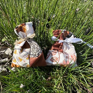 Pièces de sac en patchwork de coton marron - petit sac à bijoux nature - sac à cordon pour bijoux fantaisie - cadeaux de mariage, fêtes