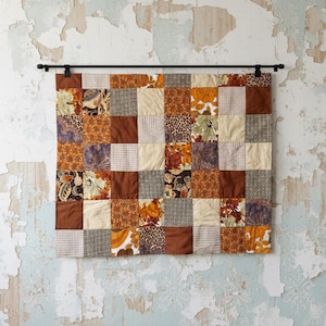 Couverture artisanale colorée ornée d'un patchwork géométrique réalisé avec des chutes de tissu marron. Célébrez la nature, l'automne… Un cadeau coquet pour elle. Upcycling