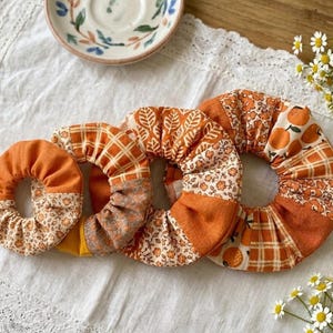 Scrunchie Laranja Upcycled em Retalho para cabelo Cabelo Ecológico Patchwork de Tendência Curated Style, Acessório Sustentável Zero Waste