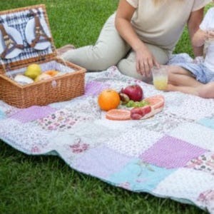 Babydecke im Patchwork-Stil, rosa | Leichte Baumwolldecke | Personalisiertes Geschenk zur Geburt + passendes Haargummi gratis
