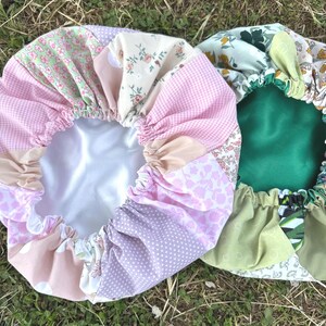 Uroczy i oryginalny zestaw dla niej: 2 satynowe czepki i ręcznie robiony różowo-zielony patchwork. Dzień Matki, prezent urodzinowy, matka chrzestna, babcia