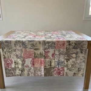 Narzuta patchworkowa Toile de Jouy — lekki obrus z podszewką bawełnianą