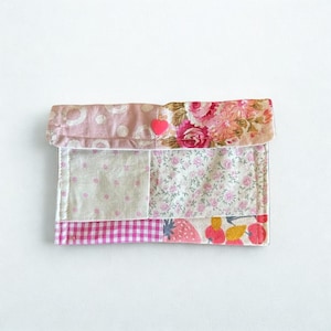 Portamonete fatto a mano in cotone riciclato rosa boho, perfetto come regalo sostenibile + elastico per capelli abbinato in omaggio.