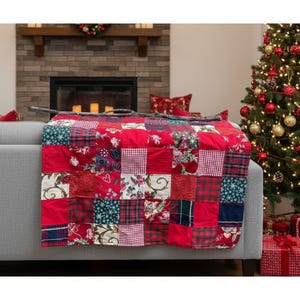 Manta de patchwork geométrico hecha a mano en rojo. Celebra la Navidad, el romance y el color. Un regalo coqueto y reciclado para ella.