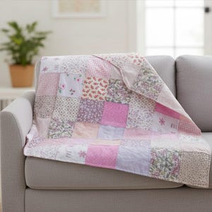 Coperta patchwork geometrica fatta a mano in un allegro e colorato rosa. Un regalo per chi ama il rosa. Riciclo creativo.