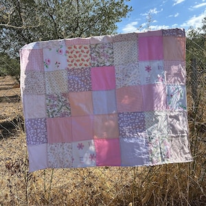 Handgjord geometrisk lapptäcksfilt i glad, färgglad rosa. En present till dig som älskar rosa. Uppcykling. Broderat namn (valfritt).