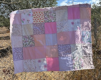 Manta geométrica de patchwork hecha a mano en un alegre y colorido color rosa. Un regalo ideal para quienes aman el rosa. Reciclaje creativo. Nombre bordado opcional.