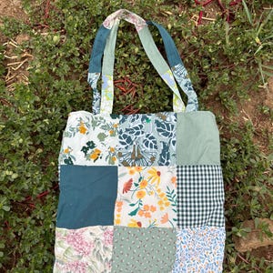 Grüne Patchwork-Tragetasche für die Schule: Stil und Organisation! Handgefertigt. Feiern Sie die Natur, den Herbst. Boheme, Boho, Hippie-Stil. Patchwork