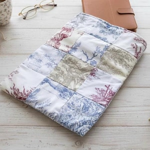 Copertina per libro in patchwork Toile de Jouy con segnalibro, stile copertina per libri, shabby chic, cottagecore.