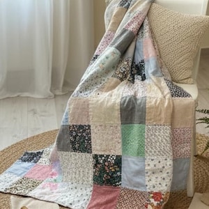 Könnte beinhalten: Eine weiße Keramik-Tasse mit schwarzem Henkel und dem Text "But First, Coffee" in fetter, schwarzer Schrift. Die Tasse steht vor einem neutralen Hintergrund, der ihr schlichtes Design hervorhebt.