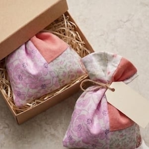 Bolsa de algodón rosa con retazos para cajones y armarios. Bolsa de regalo floral estilo shabby chic: estuche hecho a mano para joyas o recuerdos.