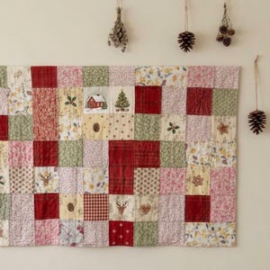 Colcha personalizada para el primer recuerdo navideño del bebé: hecha a mano con ropa de bebé, un recuerdo de patchwork inspirado en El Cascanueces.