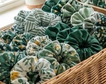 Groothandel Eco Scrunchies Groen Patchwork: Gerecyclede bulkpartij - 5 stuks + gratis scrunchie in een andere kleur