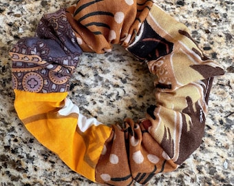 Bruine patchwork scrunchies, boho chic stijl, gerecycled, geheel gemaakt van restjes om minder afval te produceren, minimalistisch cadeau.