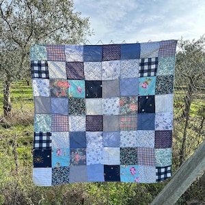 Couverture géométrique en patchwork de coton bleu faite à la main / Célébrez le printemps / Art textile bleu de style bohème / Pique-nique, décoration de table