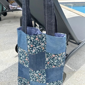 Upcycled Jeans-Tasche, Patchwork-Jeans-Tasche für Frauen, Patchwork-Jeans-Tasche für Reisen, blaues Patchwork mit Blumen, handgefertigt,