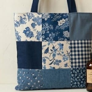 Bolso tote azul con diseño patchwork – Hecho en Portugal, estampado floral y vichy, estilo cottagecore.
