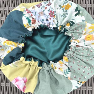 Bonnet en satin à l'intérieur et patchwork vert à l'extérieur. Anti-frisottis. Célébrez la nature et l'automne. Super coloré et fait main. Personnalisable.