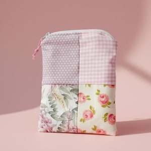 Bolsa Coquette Patchwork Floral Rosa | Porta Pensos Higiénicos Multiuso+ oferta grátis de scrunchie a condizer