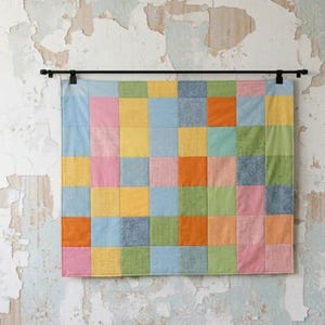 Bunte, handgefertigte Patchworkdecke mit geometrischem Muster in Braun. Personalisierbar mit leuchtenden Farben Ihrer Wahl. Perfekt als Einzugs- oder Hochzeitsgeschenk.