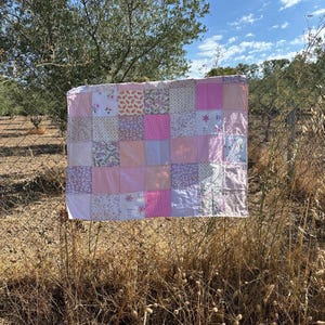 Manta feita a mão geométrica patchwork retalhos rosa, alegre,.colorida. Presente para quem ama o rosa. upcycling