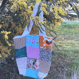 Lebendige Patchwork-Einkaufstasche, einzigartiges Boho-Chic-Design. Perfekt für jeden Anlass, egal ob Shopping, Strand oder Schule. mehrfarbiges Patchwork