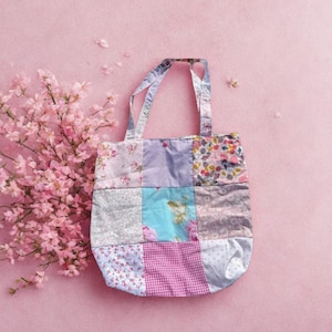 Bolsa de mano de patchwork rosa hecha a mano: estilo bohemio reciclado para la escuela, la playa, las compras. Idea de regalo única, personalizada. lindo regalo