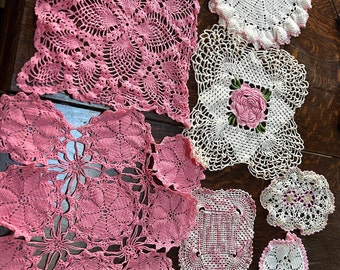 Lot von 9 handgehäkelten Deckchen in Rosa- und Weißtönen