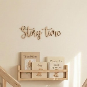 Può includere: Una cameretta accogliente con un letto a forma di casa, un teepee e una libreria con libri. La parete presenta un'insegna in legno con la scritta "Story time". L'ambiente è decorato in toni neutri.