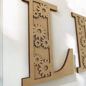 Personaje de madera 3D con margaritas / Inicial floral de madera / Decoración de madera personalizada / Letra para habitación infantil / Monograma de madera