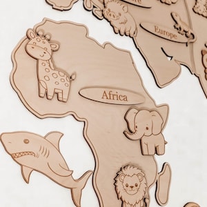 Carte du monde en bois pour enfants – 3 versions : animaux, éléments, véhicules | Décoration éducative avec gravure