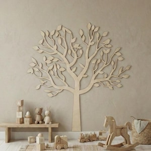 Può includere: Decorazione murale a forma di albero in legno con un uccello posato su un ramo, sopra una panca con giocattoli in legno, un cavallo a dondolo e un set di trenini giocattolo. La stanza ha una palette di colori neutri.
