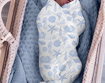 Manta para bebé azul marino con nombre: Manta con estampado de conchas marinas/animales marinos para niño o niña.