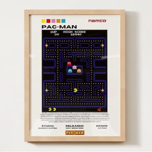 Könnte beinhalten: Gerahmtes Pac-Man-Arcade-Spielposter. Das Poster zeigt das ikonische Labyrinth des Spiels mit Pac-Man und Geistern. Das Poster enthält den Titel des Spiels, den Highscore und das Namco-Logo. Das Poster befindet sich in einem Holzrahmen.