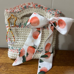 Lindo bolso estilo clutch, cartera con lazo y pulseras inspiradas en Taylor Swift