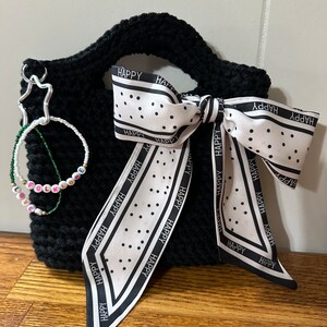 Lindo bolso estilo clutch, cartera con lazo y pulseras inspiradas en Taylor Swift