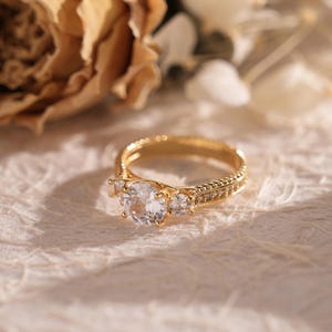 Anillo de compromiso de diamantes redondos de tres piedras con banda retorcida en oro de 14 quilates, exquisita joyería nupcial, un símbolo de amor eterno, un regalo para ella.