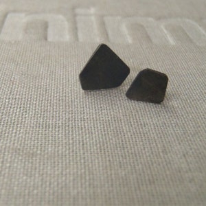 Micro geometric mismatched earrings Tiny earrings modern and minimalist Men's earrings asymmetric design for contemporary jewelry fans 画像 1