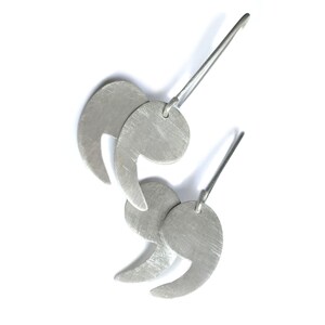 Aretes Colgantes Comillas - Diseño Tipográfico Minimalista Asimétrico para Amantes de Joyería Moderna - Ideal Regalo para Amantes de Libros