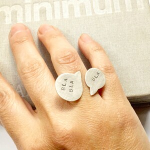 Bla Bla Bla Anillo abierto minimalista de diseño tipográfico, un anillo divertido, simple y único  | Anillo minimalista estampado a mano