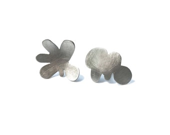 Aretes dispares herbales, diseño moderno asimétrico | Aretes minimalistas botánicos estéticos  | Aretes primaverales asimétricos