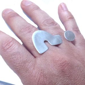 Anillo interrogación diseño abierto minimalista tipográfico moderno unisex