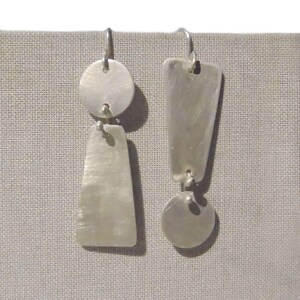 Aretes asimétricos Signo de Exclamación Colgantes - Homenaje Tipográfico - Aretes Divertidos Simples y Modernos para Amantes de los Libros