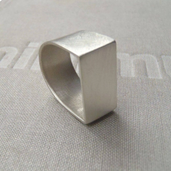 Wide Bar Minimalist Statement Signet Ring – Square Round Design - Aesthetic Modern Style - Cool Plain Everyday Ring