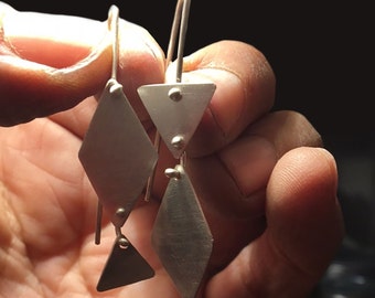 Dangle mismatched earrings minimal & geometric | Cool earrings for the contemporary jewelry lovers | Aesthetic earrings great novelty design