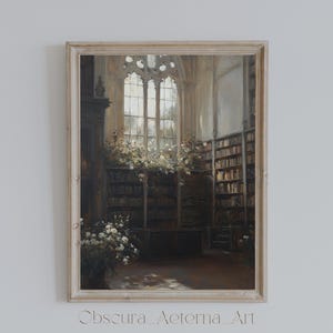 Könnte beinhalten: Ein gerahmtes Gemälde, das eine schwach beleuchtete Bibliothek mit einem großen Bogenfenster, Bücherregalen voller Bücher und einem Blumenkranz über dem Fenster zeigt.