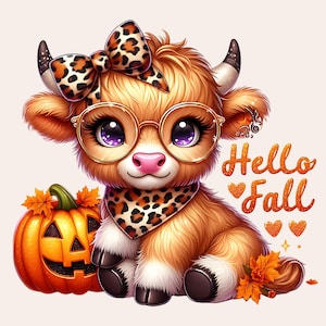 Può includere: Una mucca delle Highlands di cartone animato carina con un fiocco, occhiali e una sciarpa a stampa leopardo marrone e nero. La mucca è seduta accanto a una zucca intagliata a forma di viso. Il testo "Hello Fall" è scritto in glitter arancione e dorato con cuori.