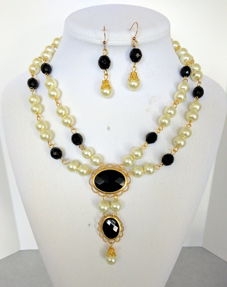 Gold renaissance best sale necklace