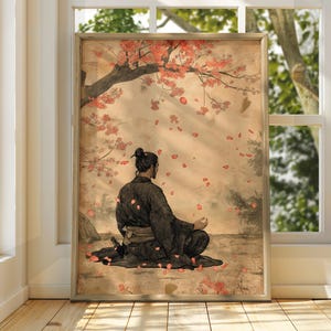 Op de afbeelding: Een schilderij van een persoon die in meditatieve houding zit met gekruiste benen. De persoon draagt een zwarte robe en heeft zijn ogen gesloten. De achtergrond is lichtbruin van kleur met roze bloemen die van een boom vallen.