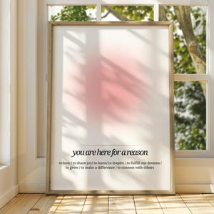 Póster "Aquí por una razón" - Arte mural de afirmación positiva - Decoración espiritual - Arte de manifestación bohemio chic - Buenas vibras - Arte de atracción amorosa